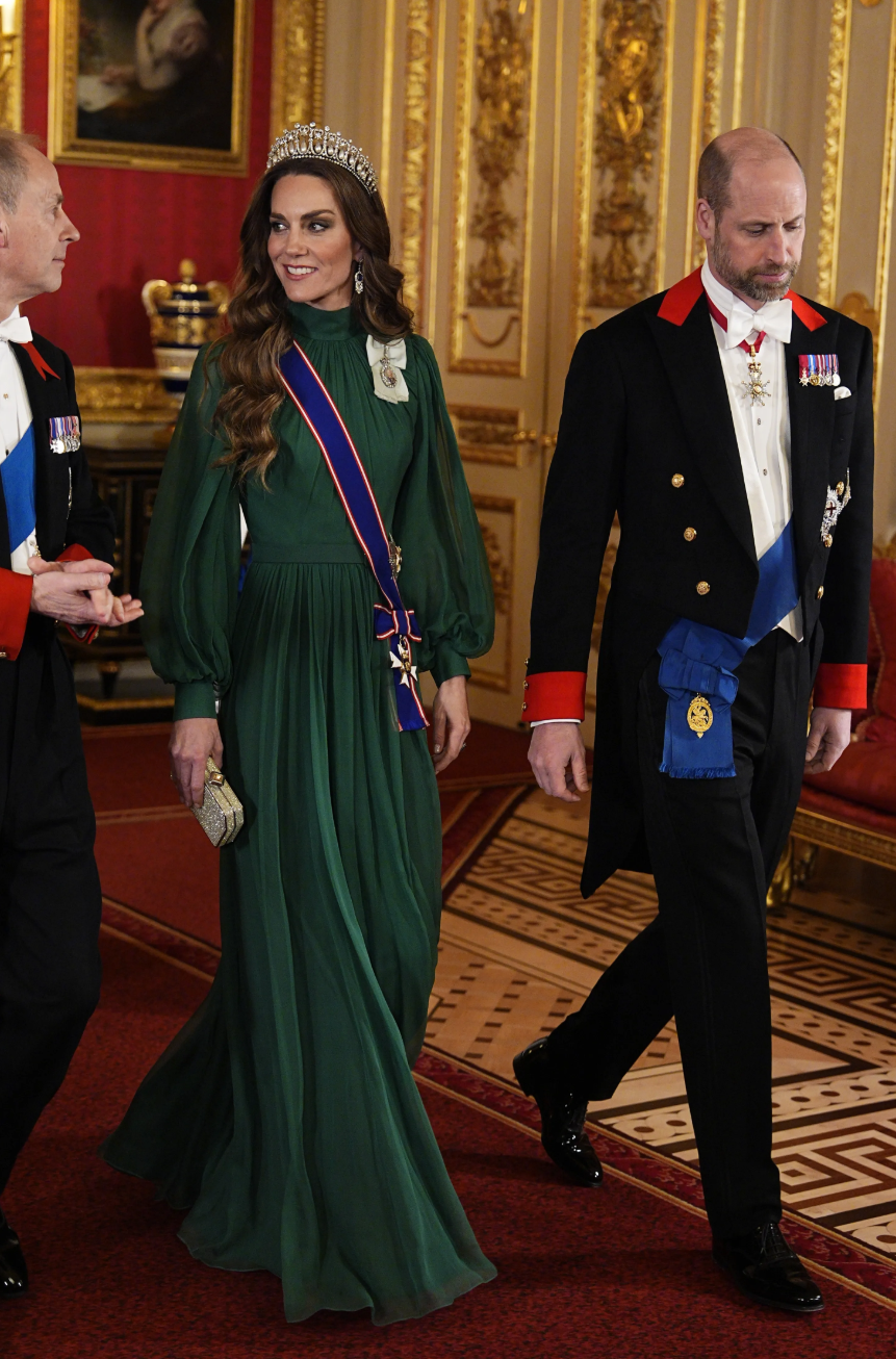 Изумрудный шелк и тиара «Узелки любви»: Кейт Миддлтон и принц Уильям на банкете в честь визита президента Нигерии Миддлтон, Уильям, принц, Тинубу, принцесса, Камилла, также, король, Олуреми, Нигерии, принца, герцогиня, честь, Ирландской, Лондоне, гвардии, парад, приняла, герцог, цвета