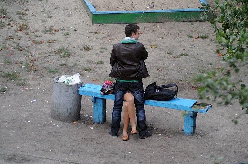 Фотограф четыре года снимал, что происходит на лавочке в украинском дворе. Некоторые кадры шокируют 