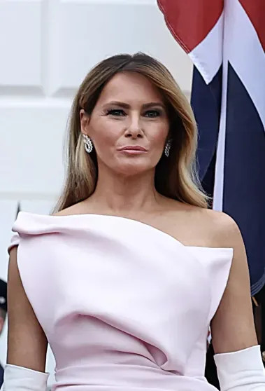 Дональд и Мелания Трамп провели ужин в Белом доме с Карлом III и королевой Камиллой Мелания, Камилла, Images, Дональд, одета, Белого, первой, матери, королевы, костюм, ТрампКоролева, платье, Камиллой, цвета, Трамп, Manolo, похожий, туфли, BlahnickКоролева, белые