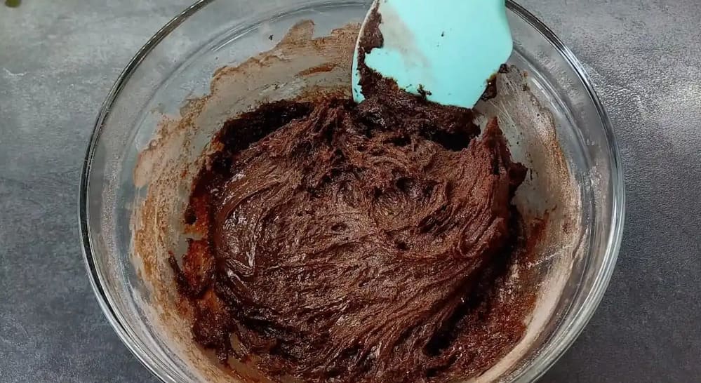 Шоколадный торт с вишней и кремом Отправляем, шоколадный, сахара, кремом, соединяем, перемешиваем, Всыпаем, белки, Вливаем, минут, сливочным, емкость, любого, стола, смазываем, тщательно, водой, бисквит, Хорошенько, смесь