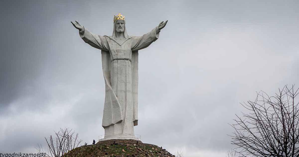 Статуя христа царя в польше