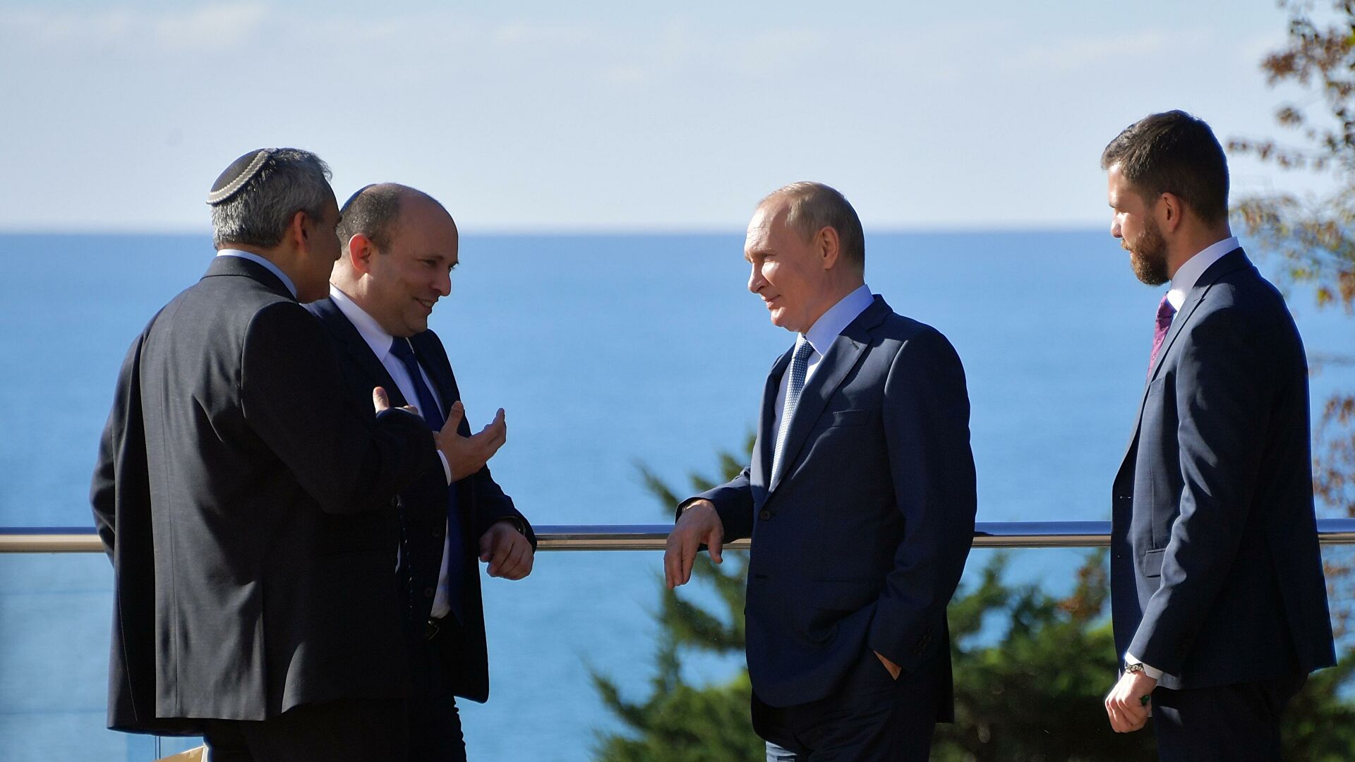 Президент РФ Владимир Путин и премьер-министр Израиля Нафтали Беннет во время встречи в Сочи - РИА Новости, 1920, 22.10.2021