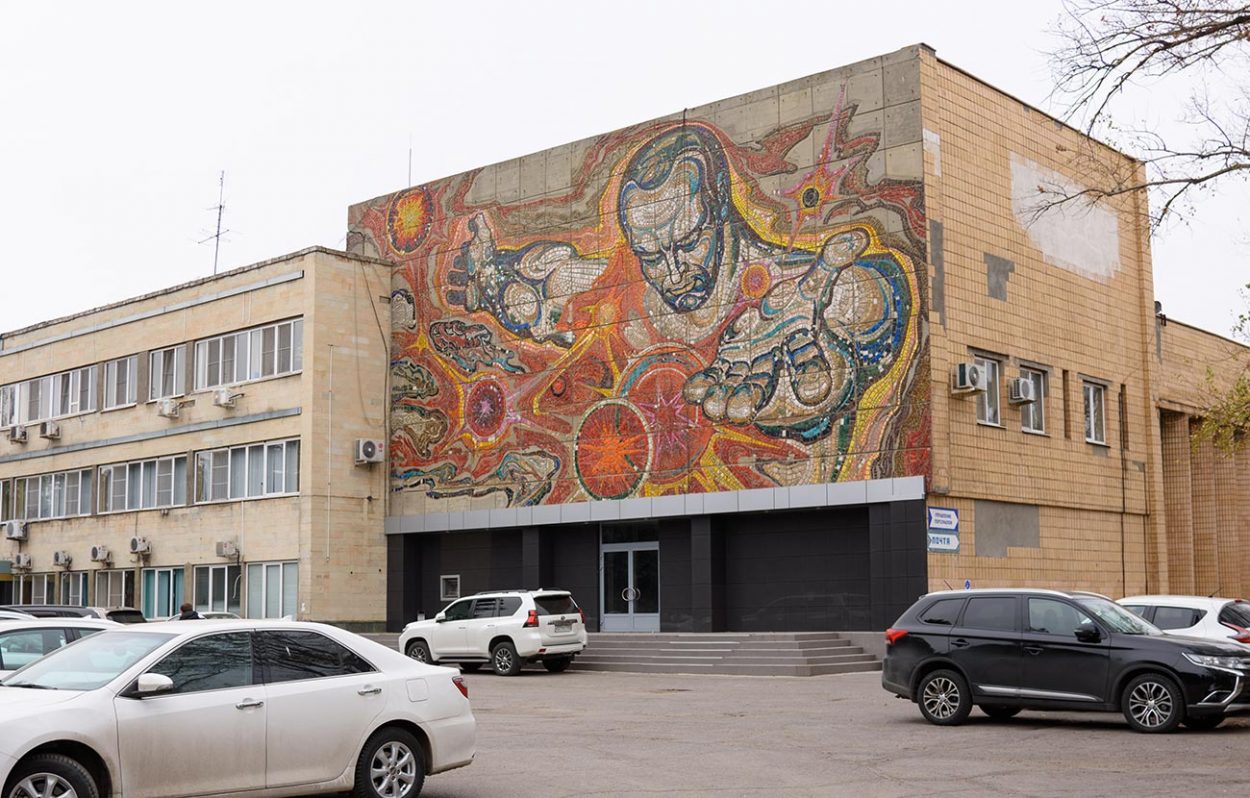 Мозаика на фасаде здания управления завода «Каустик» в Волгограде
