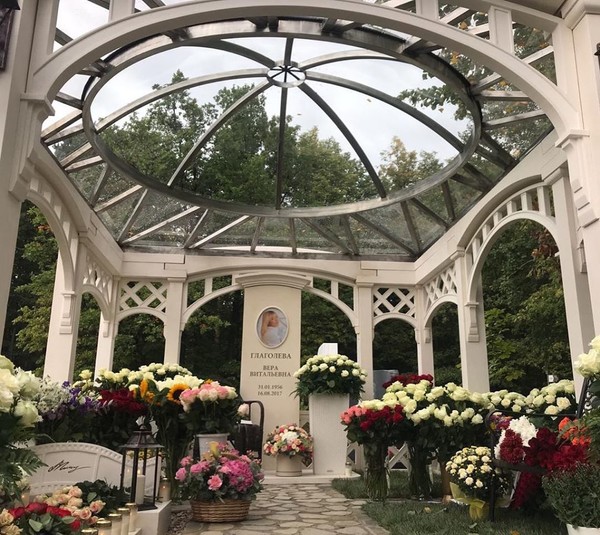Родственники почтили память Веры Глаголевой и установили памятник на ее могиле Родственники почтили память Веры Глаголевой и установили памятник на ее могиле