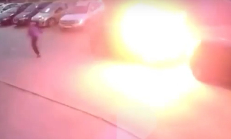 Опубликовано видео поджога автомобиля на улице Зубковой в Рязани