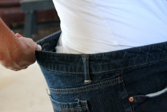 Как просто и легко ушить джинсы в поясе... Исправляем ситуацию с помощью небольшой резинки!