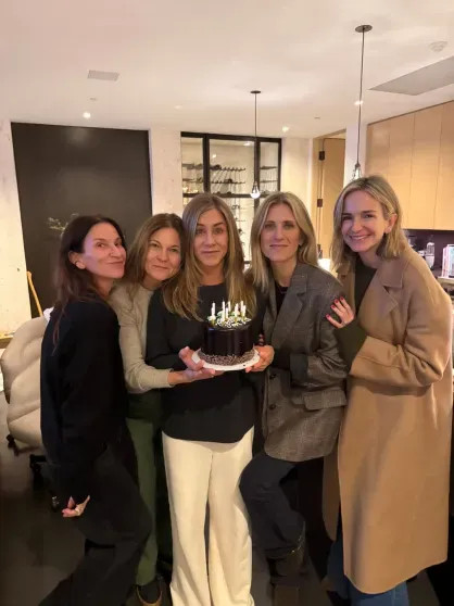 Дженнифер Энистон опубликовала редкое фото с бойфрендом-гипнотерапевтом Энистон, Дженнифер, опубликовала, возлюбленным, Джимом, хотела, Кортни, ребёнка, впервые, позирует, 57летняя, Анджелиной, свадьбы, после, спустя, Джоли, развелась, романа, вышла, Питтом