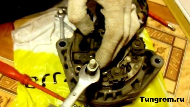 Снятие регулятора напряжения со щётками Лада Калина