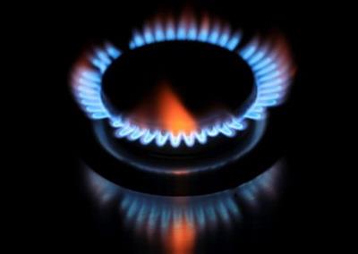 Flames from a gas burner are reflected on a cooker in a private home in Bad Honnef near Bonn, Germany, October 11, 2021. REUTERS/Wolfgang Rattay
