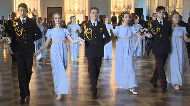 Элегантные кавалеры и девушки в воздушных платьях: видео Кадетского бала, прошедшего в Москве