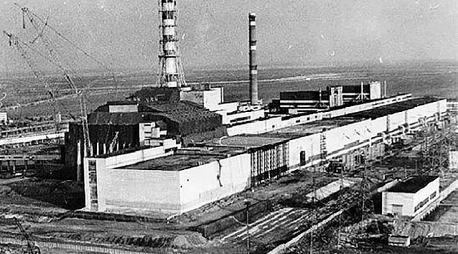 Осознание риска Только через пять дней после самого взрыва на Чернобыльской АЭС ученые осознали всю опасность происходящего. Соприкосновение плавящегося ядра реактора и воды спровоцировало бы паровой взрыв невероятной силы. Большая часть Европы после такого превратилась бы в зараженную радиацией пустыню.