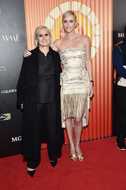 Шарлиз Терон, Дрю Бэрримор, Эми Шумер и другие на благотворительном вечере в Нью-Йорке Шарлиз Терон, Дрю Бэрримор, Эми Шумер и другие на благотворительном вечере в Нью-Йорке Красная дорожка