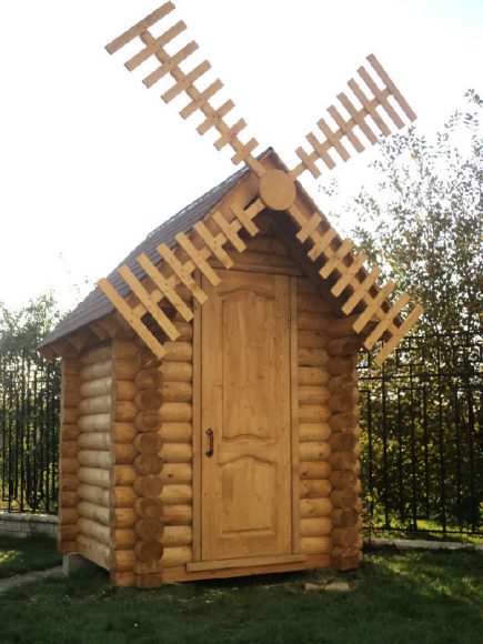 Декоративная мельница на сарае