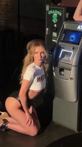 Анна Делви позировала для Playboy с GPS-трекером на ноге