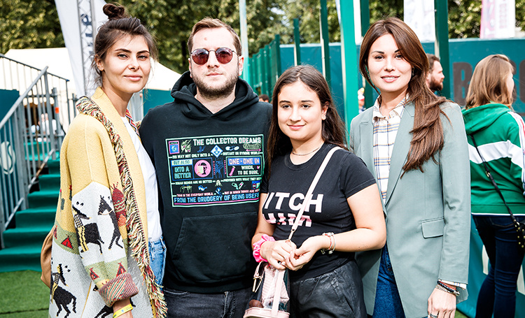 Резо Гигинеишвили с невестой, экс-женой и старшей дочерью на теннисном турнире