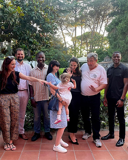 Анджелина Джоли встретилась с беженцами из Афганистана, Мали и Украины Анджелина Джоли встретилась с беженцами из Афганистана, Мали и Украины Новости