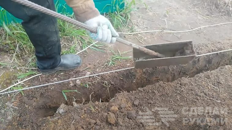 Как выкопать узкую траншею под водопровод без лопаты