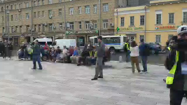 Хроники «девичьего» протеста: «Прогулка» по Москве лишилась мужского плеча