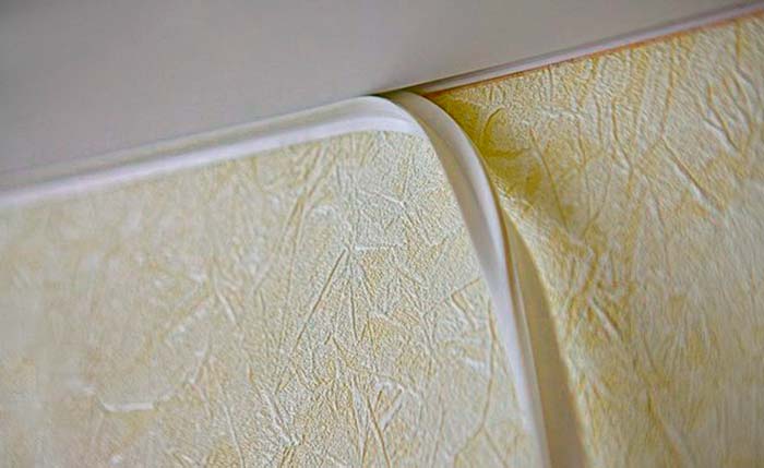 Обои или багет: что клеить в первую очередь 