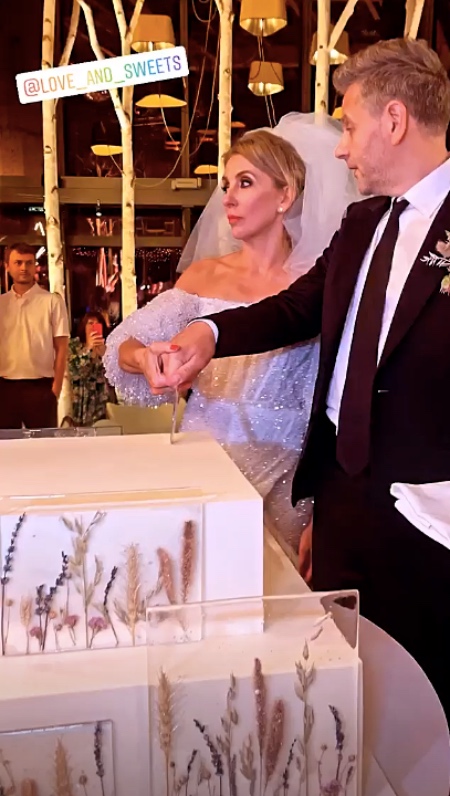 Как прошла свадьба Светланы Бондарчук и Сергея Харченко: три платья невесты, подарок от Филиппа Киркорова и стильный торт Звезды,Звездные пары