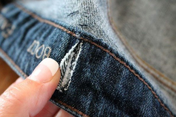 Как просто и легко ушить джинсы в поясе... Исправляем ситуацию с помощью небольшой резинки!