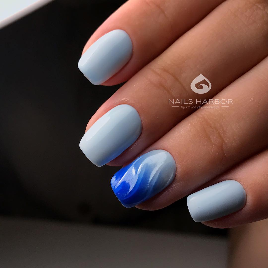 Маникюр короткие ногти омбре голубой морской