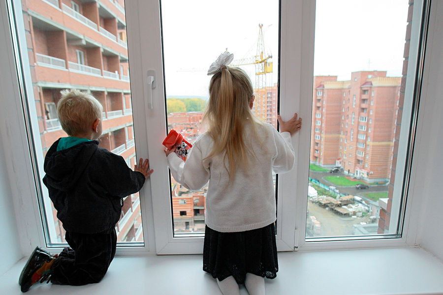 В Челябинске пожарные сняли ребенка с карниза четвертого этажа