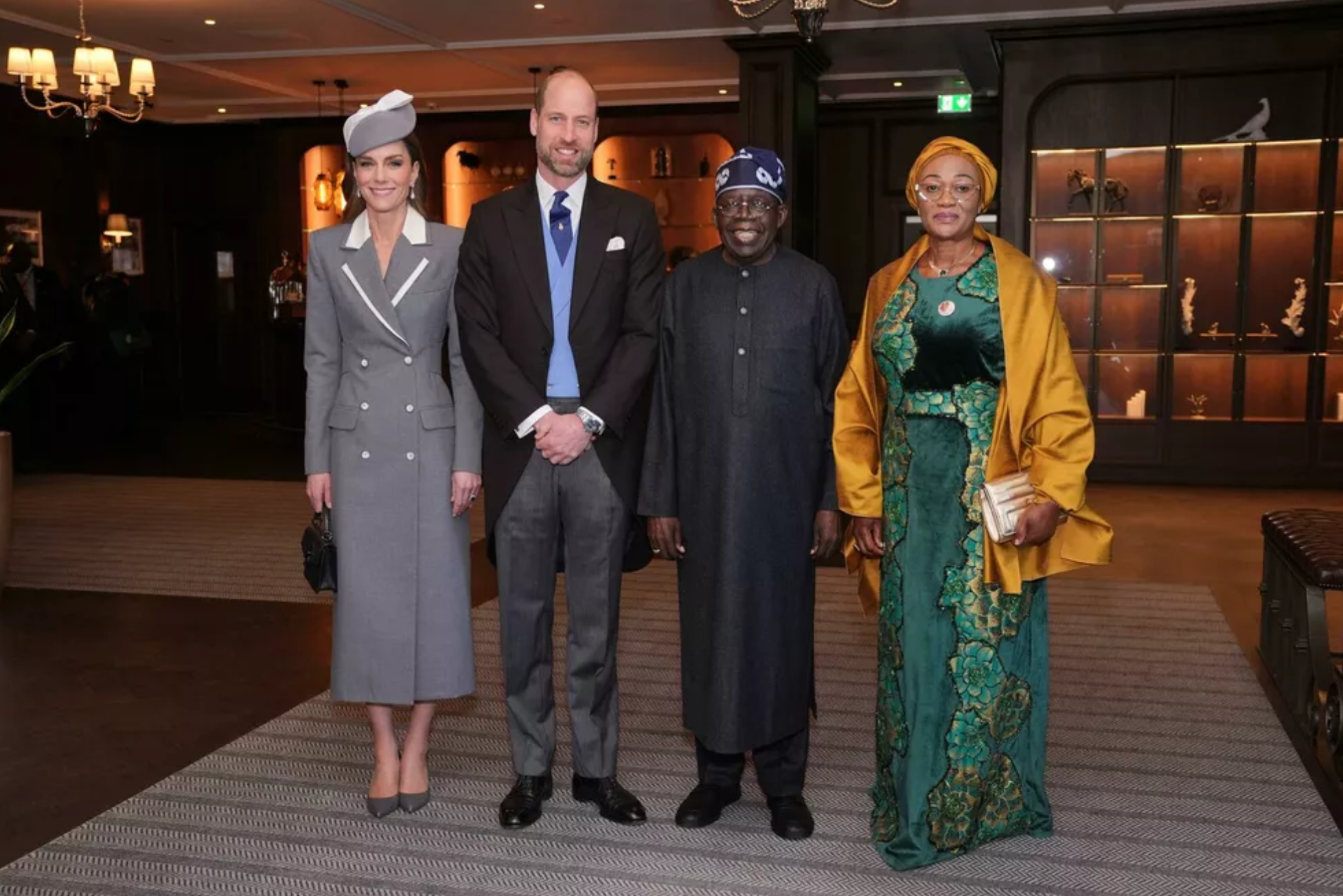 Изумрудный шелк и тиара «Узелки любви»: Кейт Миддлтон и принц Уильям на банкете в честь визита президента Нигерии Миддлтон, Уильям, принц, Тинубу, принцесса, Камилла, также, король, Олуреми, Нигерии, принца, герцогиня, честь, Ирландской, Лондоне, гвардии, парад, приняла, герцог, цвета