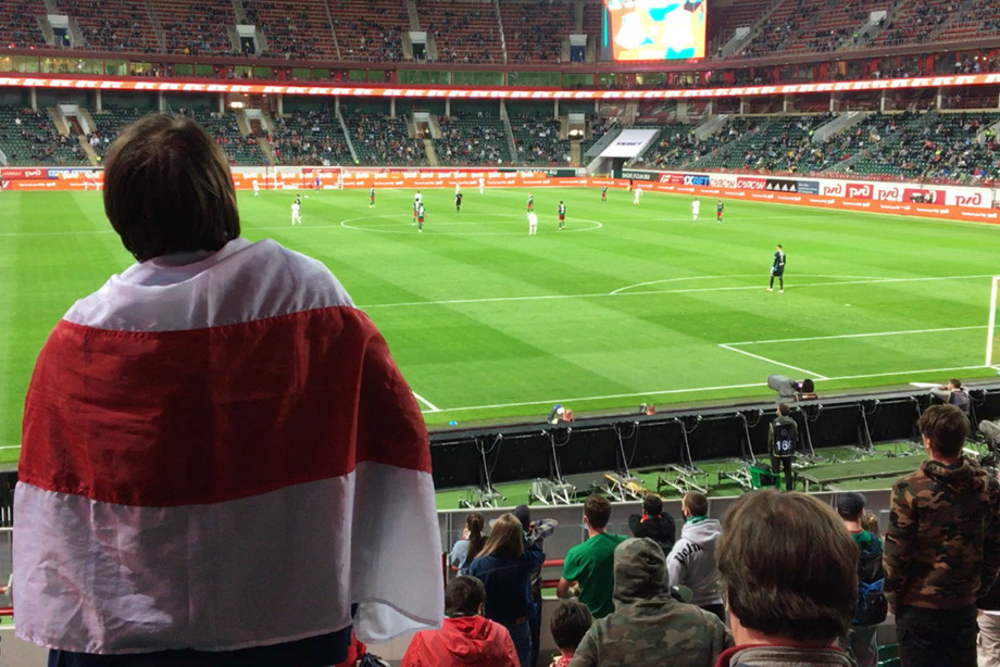 На стадионах Москвы запретили красно-белый флаг. Всё из-за протестов в Беларуси живе беларусь,общество,россияне,футбол