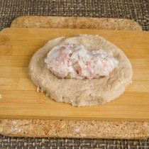 Помещаем мясную котлету в середину лепешки из картофельного теста Помещаем мясную котлету в середину лепешки из картофельного теста