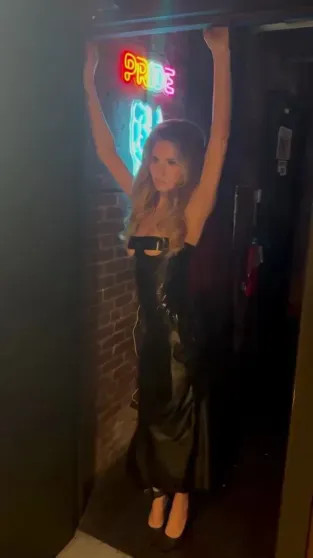 Анна Делви позировала для Playboy с GPS-трекером на ноге