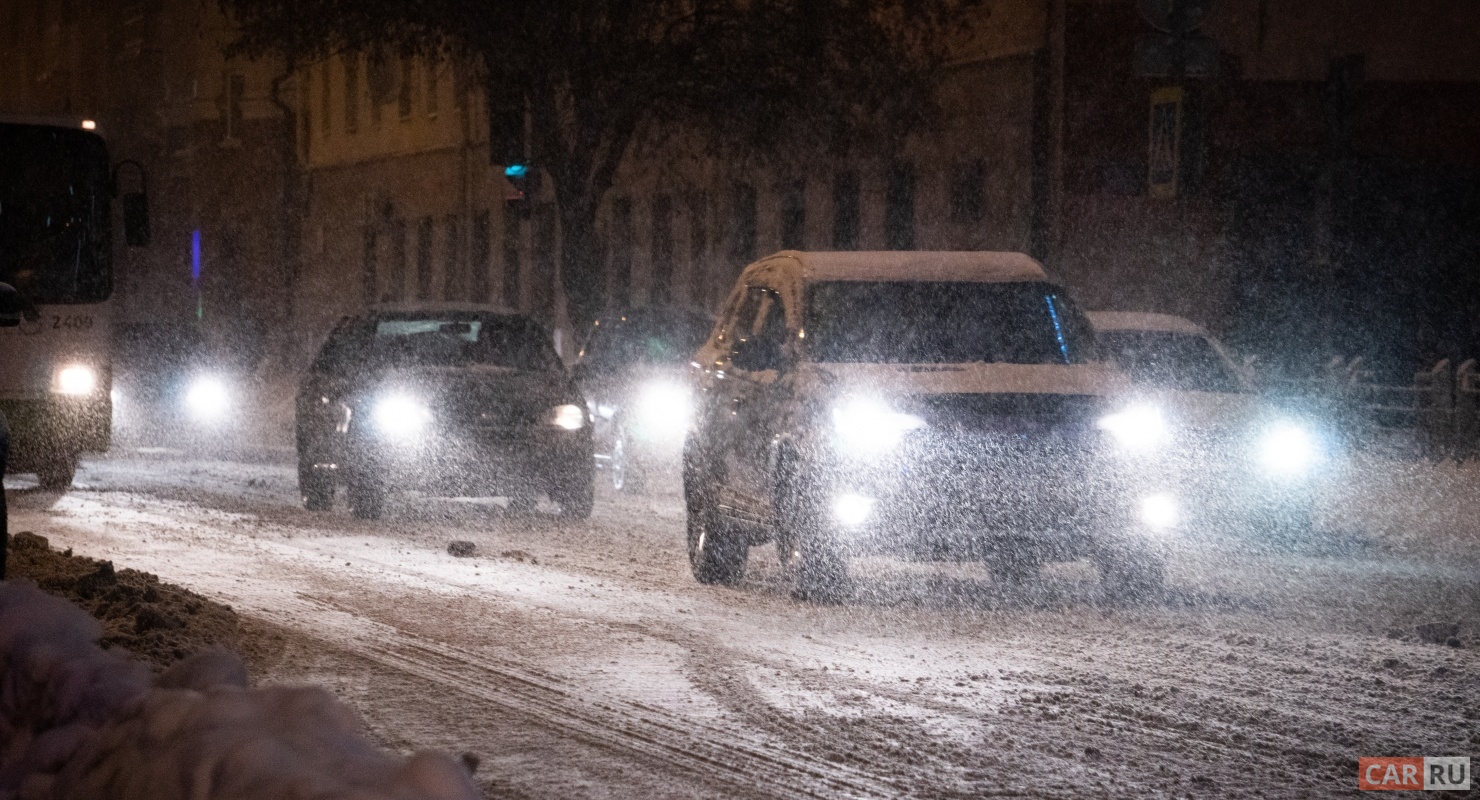 Снег стеной — что делать, если непогода застала на загородной трассе Автомобили