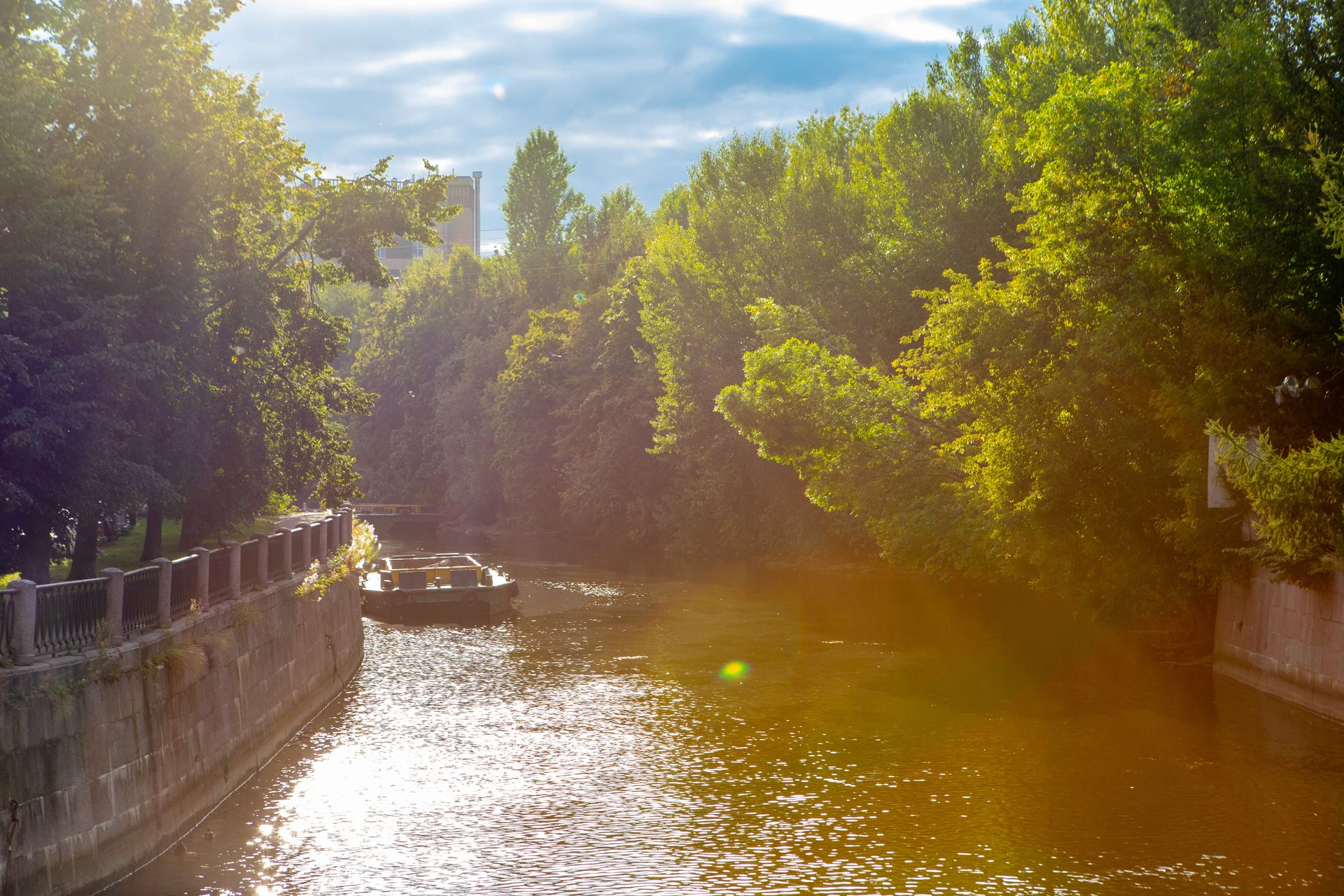 Танкер столкнулся с моторной лодкой в акватории реки Дон