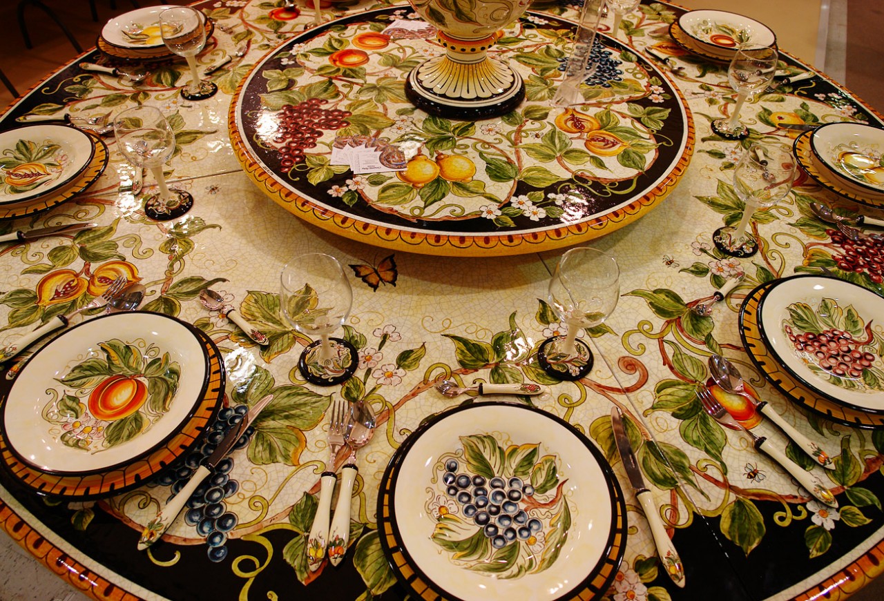 Italian Traditional Plate Table