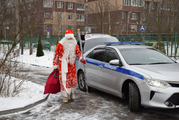 К воспитанникам Центра поддержки семьи и детства «Зеленоград» заглянул в гости полицейский Дед Мороз