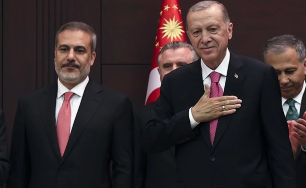 Хакан Фидан (слева) и Реджеп Эрдоган