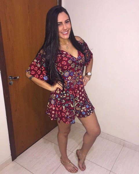 Девушки в легких летних платьях картинки