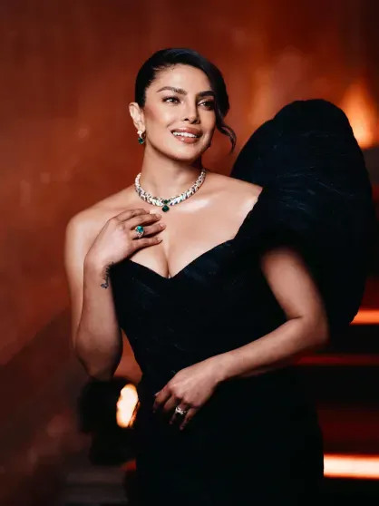 Энн Хэтэуэй, Дуа Липа, Приянка Чопра и Джейк Джилленхол на показе Bvlgari в Милане Чопра, Хэтэуэй, платье, Джилленхол, ДжилленхолПриянка, ЛипаПриянка, ХэтэуэйДуа, Джейк, звёзд, дополняли, украшения, Образы, ХэтэуэйЭнн, атласный, демонстрирующим, декольте, глубоким, ЧопраДжейк, бархатное, ХэтэуэйПриянка