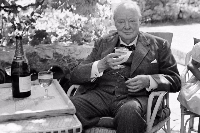 Уинстон Черчилль и алкоголь: сколько политик выпивал за день 
