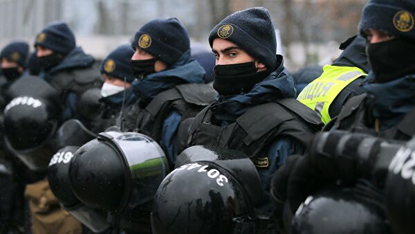 Около офиса Зеленского произошли столкновения между полицией и радикалами
