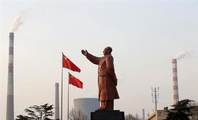 A statue of former Chinese leader Mao Zedong is seen in front of smoking chimneys at Wuhan Iron And Steel Corp in Wuhan, Hubei province, March 6, 2013. REUTERS/Stringer/File Photo CHINA OUT. NO COMMERCIAL OR EDITORIAL SALES IN CHINA