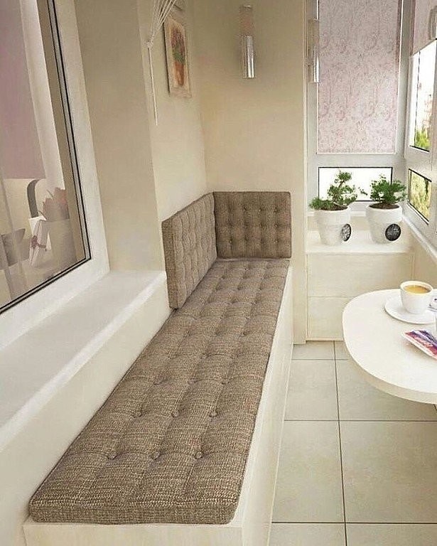 Место для отдыха на балконе.