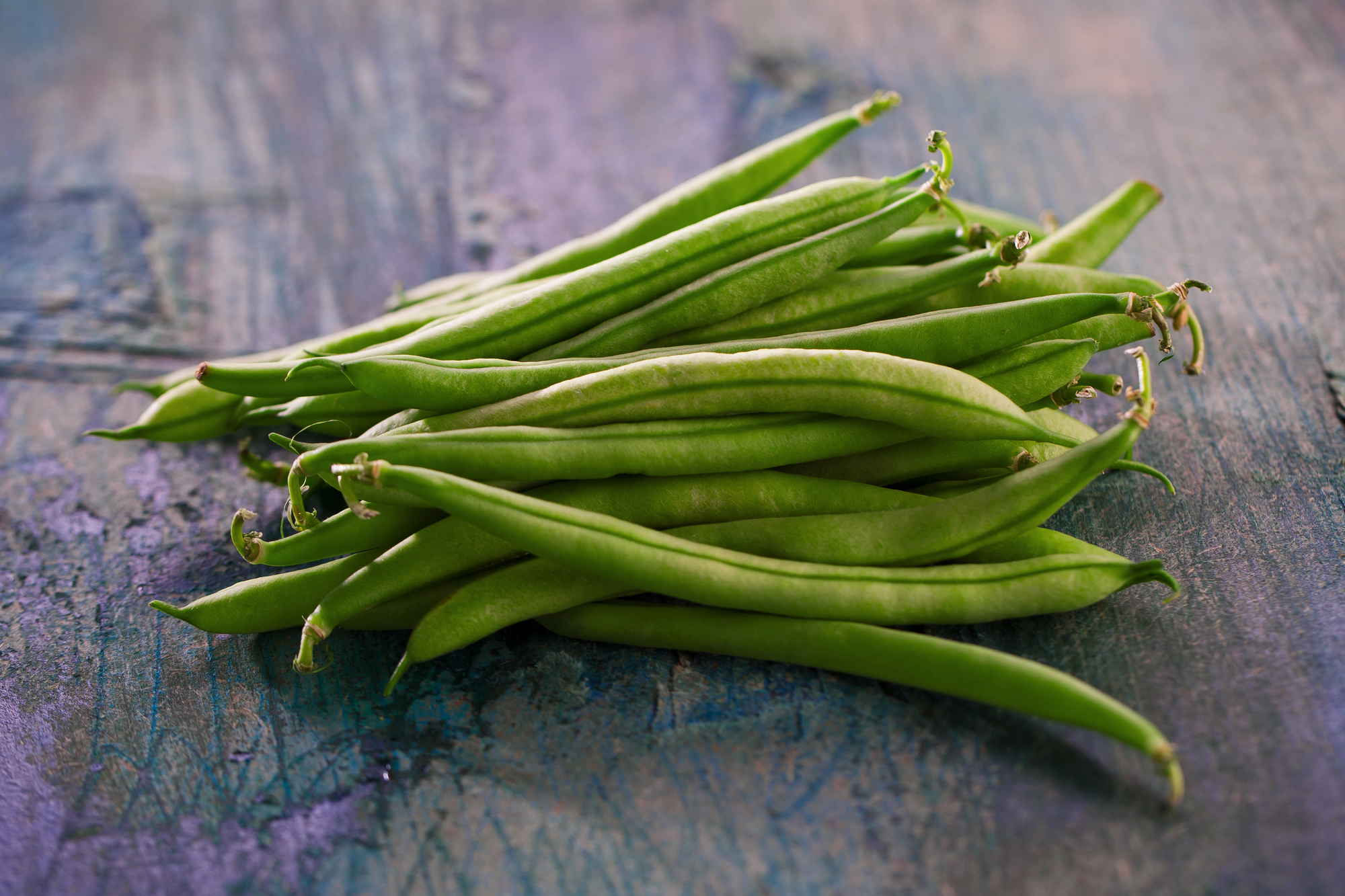 Green beans on wooden cutting board