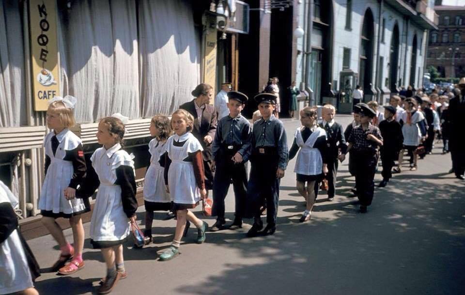 Школьники рядом с гостиницей Метрополь, 1950-е.jpg