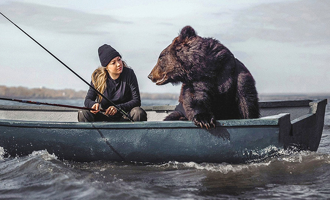 Женщина отправилась на рыбалку с лодки и взяла с собой медведя 
