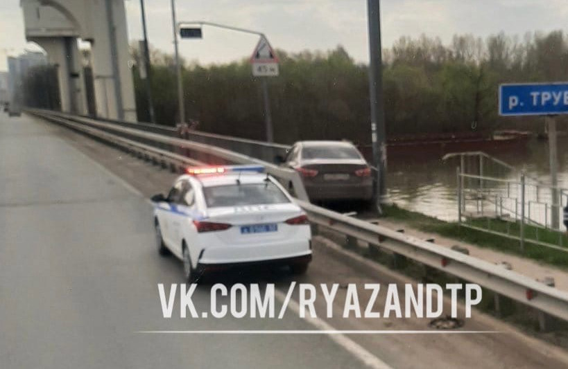 В Рязани автомобиль врезался в ограждение моста на Северной окружной