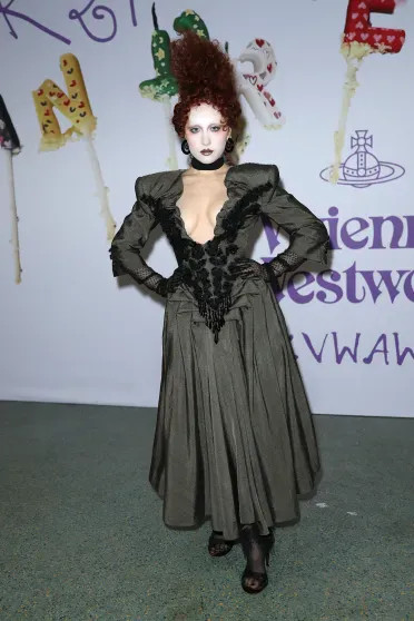 Алеся Кафельникова вышла на подиум показа Vivienne Westwood в рамках Недели моды в Париже Кафельникова, вышла, подиум, также, которая, показе, платье, этого, рамках, Westwood, Vivienne, подряд, Осенью, домом, например, модным, дефилировала, сотрудничает, Российская, сезон