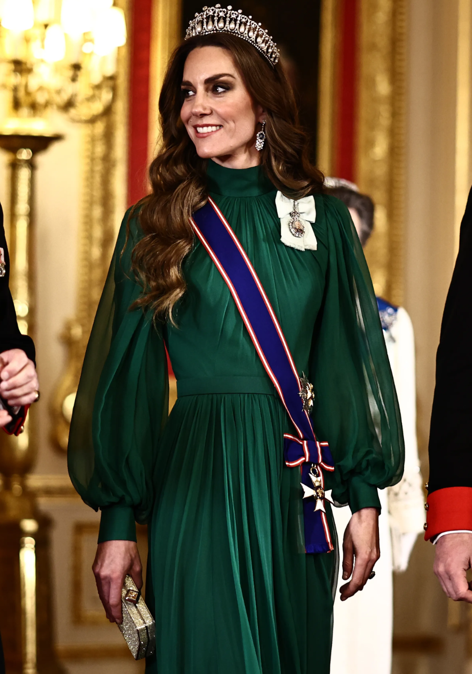 Изумрудный шелк и тиара «Узелки любви»: Кейт Миддлтон и принц Уильям на банкете в честь визита президента Нигерии Миддлтон, Уильям, принц, Тинубу, принцесса, Камилла, также, король, Олуреми, Нигерии, принца, герцогиня, честь, Ирландской, Лондоне, гвардии, парад, приняла, герцог, цвета