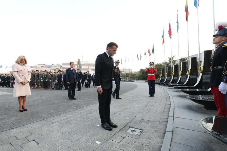 Брижит и Эммануэль Макрон посетили Японию и Южную Корею Брижит, Макрон, Эммануэль, Франции, визита, МакронЭммануэль, публике, появилась, детей, белом, экстремистской, Японию, посетили, организацией, давно, супруга, Нарухито, президент, французского, учительнице