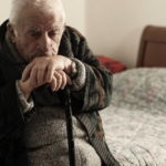 Стариков перестанут лечить? Пояснения Минздрава о новом законе